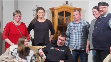Auf der Bühne stehen die Schauspieler (von links) Bianca Hofmann, Lena Maasberg, Gitta Döscher, Mario Behrens, Florian Brünjes, Christiane Linkel und Christian Primus. Tosnacker Richard Krogmann gehört natürlich auch noch zum Team.