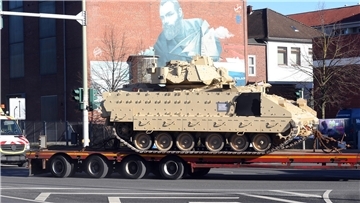 Auf der Einfahrt in die Lloyd-Straße: Ein Bradley-Schützenpanzer wird per Tieflader durch Bremerhaven transportiert. Diese Panzer und Hunderte gepanzerte Transportfahrzeuge sind wegen des Ukraine-Krieges über den Atlantik nach Bremerhaven gebracht worden.