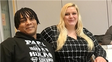 Auf der ersten Stadtteilkonferenz Grünhöfe im Januar 2023 hat Streetworker Shaheed Saunders seine neue Kollegin Jolene Wilhelms vorgestellt, sie komplettiert das Dreierteam der städtischen Streetworker, zu dem auch Fabian Schwiers zählt (nicht auf dem Bild).
