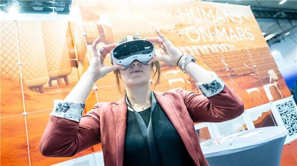 Raumfahrtbranche zeigt neue Technologien bei Messe in Bremen Auf der Fachmesse Space Tech Expo Europe stellt die Universität Bremen ihr Forschungsprojekt „Die Marsperspektive“ vor und ermöglicht Interessierten, mit einer VR-Brille eine mögliche Forschungsstation auf dem Mars zu erkunden.