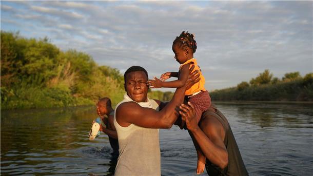 Auf der Flucht vor Armut und Konflikten in ihren Heimatländern kommen täglich Tausende Menschen in die USA - unter anderem über den Grenzfluss Rio Grande aus Mexiko.