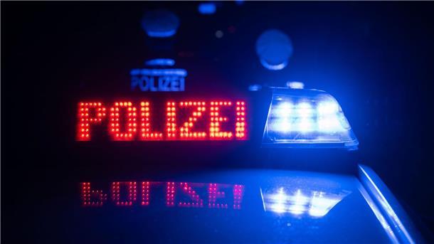 Drogenrazzia nach Verfolgungsfahrt Auf der Flucht vor der Polizei rasten die Verdächtigen mit bis zu 170 km/h über eine Bundesstraße. (Symbolbild)