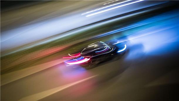 Freund stirbt bei Flucht vor Polizei - „Ich war am Boden“ Auf der Flucht vor der Polizei stirbt der Beifahrer, nun steht der Autofahrer vor Gericht.