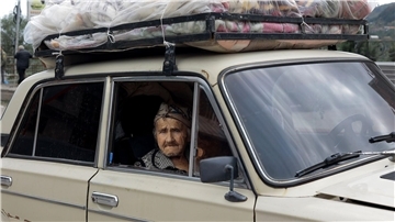 Auf der Flucht: Eine armenische Frau aus Berg-Karabach kommt im armenischen Goris an.