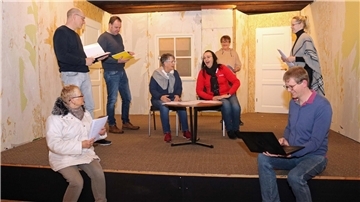 Auf der gerade aufgebauten Bühne studieren die Uthleder Laienspieler die plattdeutsche Komödie „Villa Kamilla“ ein, die am 26. Januar im Heimathaus Premiere hat.