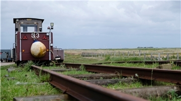 Auf der Hallig Langeneß haben 50 der 65 Haushalte eine Lizenz, um eine Lore zu fahren. Mit diesen speziellen Fahrzeugen sind die Einwohner vom Schiff unabhängig.