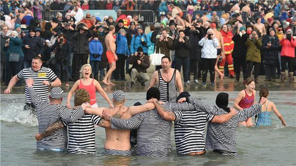 Auf der Insel Borkum ist es schon Tradition, das neue Jahr mit einem Sprung in die Nordsee zu begrüßen. In Cuxhaven feiert das Neujahrsanbaden am 1. Januar Premiere. 