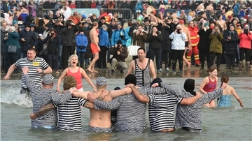 Auf der Insel Borkum ist es schon Tradition, das neue Jahr mit einem Sprung in die Nordsee zu begrüßen. In Cuxhaven feiert das Neujahrsanbaden am 1. Januar Premiere. 