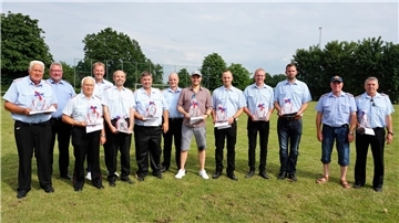 Auf der Jubiläumsfeier wurden alle ehemaligen Jugendwarte und Gründungsmitglieder der Freiwilligen Feuerwehr geehrt. Glückwünsche gab es von Gemeindebrandmeister Ralf Meyer (Zweiter von links), Bürgermeister Guido Dieckmann (Vierter von links) und Ortsbrandmeister Michael von Glahn (Mitte).