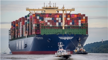 Auf der Jungfernfahrt hat das weltgrößte Containerschiffe "HMM Algeciras" auch den Hamburger Hafen angelaufen.