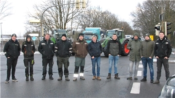 Auf der Kreuzung zur Autobahn sorgen Landwirte und Handwerker aus der Börde Sittensen dafür, dass kein Verkehr mehr rollt.