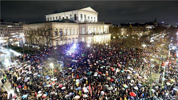 Nach Migrationsabstimmung demonstrieren Tausende in Hannover Auf der Kundgebung in Hannover sprach auch Ministerpräsident Stephan Weil (SPD).