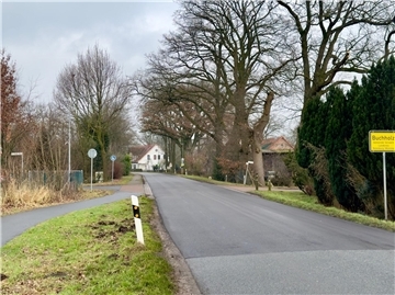 Auf der linken Seite erkennt man einen endenden Radweg am Ortseingang. Ab da sind Radfahrer darauf angewiesen, die Straßenseite zu wechseln.