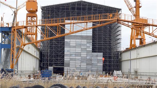 Auf der Lloyd Werft haben Gerüstbauer damit begonnen, die Hallenkonstruktion über dem Dock abzubauen.