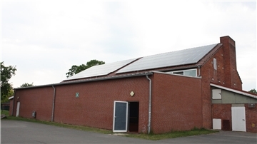 Die Sporthalle in Lunestedt mitsamt Photovoltaik-Anlage