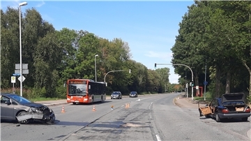 Unfall auf einer vierspurigen Straße.