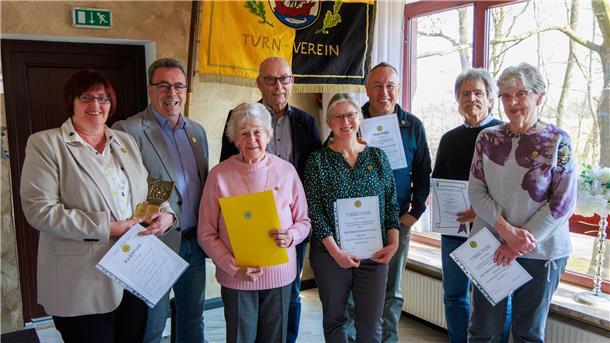 Auf der Mitgliederversammlung des GTV wurden Urkunden für langjährige Treue zum Verein überreicht (von links): Petra Schwebe, Thorsten Schwebe, Urte Rübcke, Rolf Niemeyer, Katrin Ludwig, Jens Ludwig, Bernd Winkelmann und Irene Hermann.