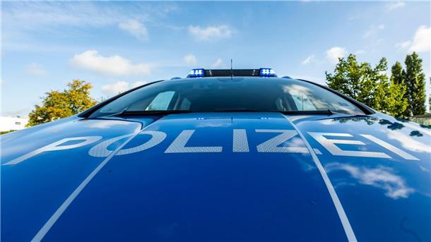 Granaten-Fund auf Baustelle sorgt für Stau auf A1 Auf der Motorhaube eines Streifenwagens steht der Schriftzug „Polizei“.