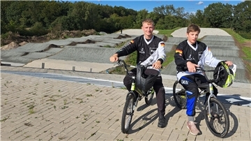 Auf der neuen BMX-Strecke in Langen: Robin Böhning (25) und Moritz Schwesinger (14) gehören zu den ersten Mitgliedern des Radsport-Club Geestland.