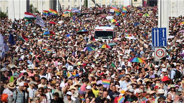 Feiern unterm Regenbogen Auf der Pride-Parade in Budapest wurde es trotz des Verbots richtig voll.