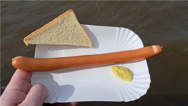 Auf der Sandtstedter Fähre gibt es nach vielen Monaten zumindest für einen Tag wieder einmal eine Bockwurst.