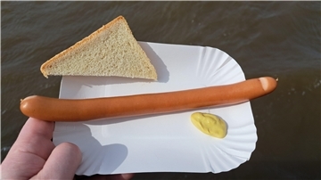 Auf der Sandtstedter Fähre gibt es nach vielen Monaten zumindest für einen Tag wieder einmal eine Bockwurst.