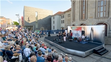 Auf der Sommerbühne vor dem Stadttheater fanden den Tag über unzählige Besucher Platz. Unter anderem lauschten sie den Klängen der „Can’t Stop und Freunde“. Auch die Türen zum Theater wurden geöffnet, dort war ein Blick hinter die Kulissen möglich.
