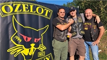 Auf der Sommerparty des MC Ozelot: Präsident Werner (Mitte) mit den Gästen vom MC Urtos Grup Friul, Präsident  Manuel (l.) und Vize Luca, aus der Region Friaul-Julisch Venetien.
