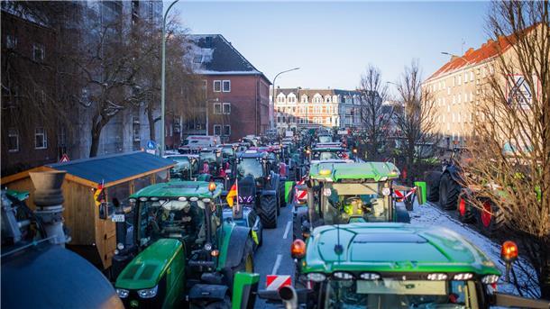 Bauernproteste: Mehr als 2000 demonstrieren in Aurich - Scholz: „Galgen sind keine Arguemente“ Auf der Stresemannstraße geht nichts mehr.