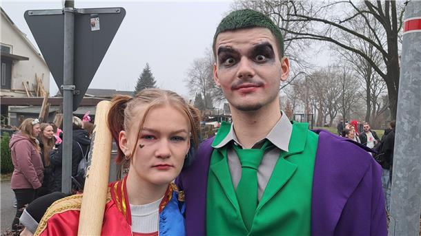 Die schönsten Fotos vom Karneval in Wehdel: Was für ein bunter Umzugstrubel Auf der Suche nach Batman: Cristin Riesenbeck als Harley Quinn und Marcel Slodowicz als Joker.