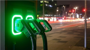 Auf der Suche nach einer Ladesäule sind E-Autofahrer in Emden im Vorteil.