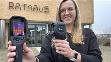 Auf der Suche nach Wärmefressern: Klimaschutzmanagerin Katharina Koop präsentiert die Wärmebildkameras, die die Stadt Geestland ab sofort kostenlos verleiht.
