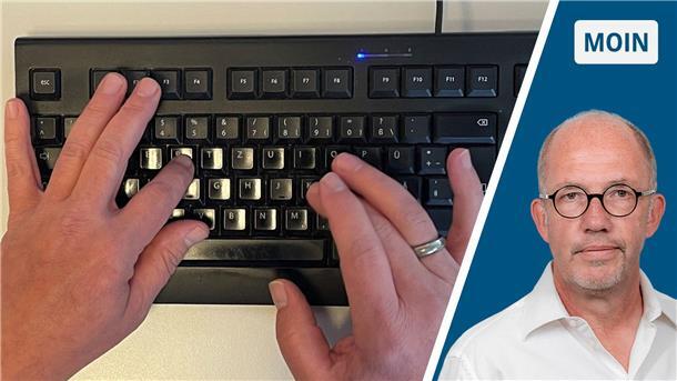 Mit dem Zweifingersuchsystem nach Nordneham ins Theatre Finger auf einer Computer-Tastatur.