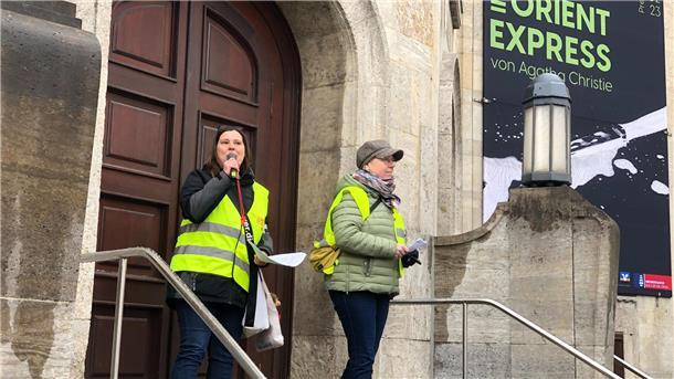 Warnstreiks: Demonstranten ziehen durch Bremerhaven Auf der Treppe des Stadttheaters werden Reden gehalten.