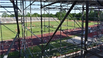 Auf der Tribüne des Nordseestadions steht ein Baugerüst, auf dem Platz läuft ein Jugendspiel.