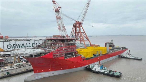 Dieser neue Hightech-Kabelleger soll Europas Energienetze verbinden Ein Kabelschiff liegt in einem Hafen. Auf der Werft CMHI Haimen ist die „Fleeming Jenkin“ vom Stapel gelaufen. Das 215 Meter lange Spezialschiff von Jan De Nul gilt als größter Kabelleger der Welt und soll ab 2026 in Nordseeprojekten eingesetzt werden.