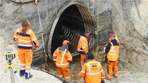 Bilderstrecke von der A27: Das sind die heimlichen Helden der Baustelle Auf der Westseite des Grabens wird der alte Ausgang aus Beton weiter verwendet.