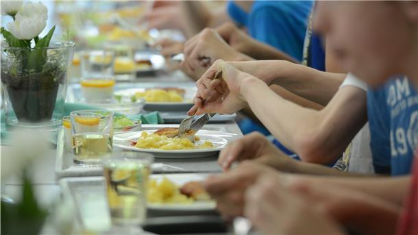 Auf die Gemeinden kommt einiges zu, wenn die Grundschulen ab 2026 Ganztagsschulen werden. Unter anderem müssen sie Mensen fürs Mittagessen bauen.