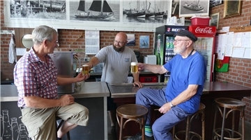 Auf die Maritimen Tage: (von links) Horst Schlüterbusch, Uwe Wehner und Toni van Häfen laden im Namen der Schiffergilde in die Hafenkneipe ein.
