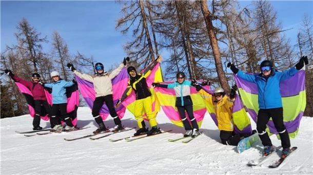 Skifahrer bei einer Skifreizeit im Schnee