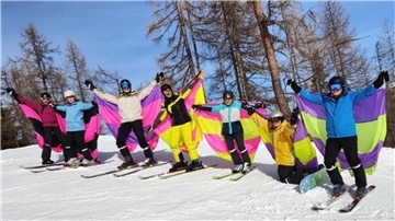 Skifahrer bei einer Skifreizeit im Schnee