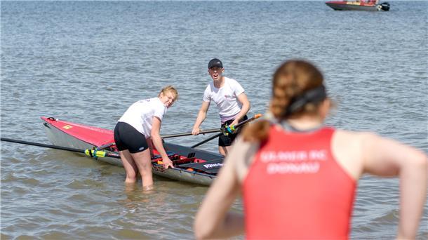 Auf die Plätze, fertig - los. Beim Küstenrudern starten die Teilnehmer am Strand und sprinten dann zu ihren Booten. Diese sind speziell für die Bedingungen in rauen Gewässern konstruiert.