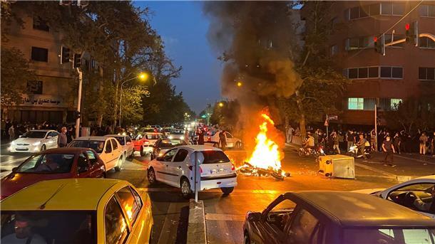 Auf diesem Bild vom 19. September 2022 brennt ein Polizeimotorrad während eines Protests.