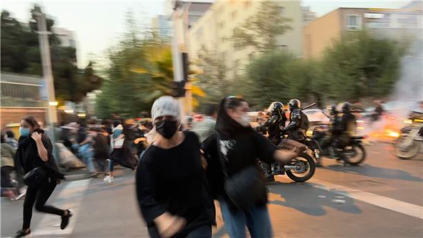 Auf diesem Bild vom 19. September 2022 fliehen Frauen vor der Polizei während eines Protestes nach dem Tod der 22-jährigen Mahsa Amini.