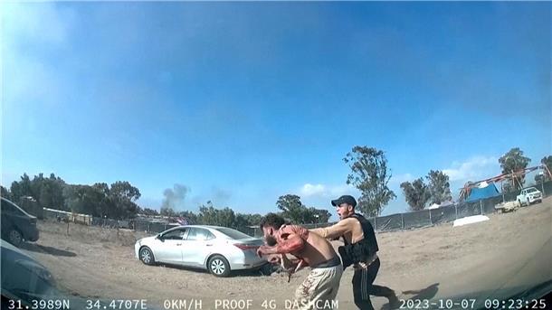 Angriff auf Israel: Social Media, die Medien und die Nutzer Auf diesem Foto eines Videos attackiert ein bewaffneter Mann von hinten einen blutenden Mann während eines Angriffs von militanten Hamas-Kämpfern auf dem Tribe of Nova Trance Musikfestival in der Nähe des Kibbuz Reim.