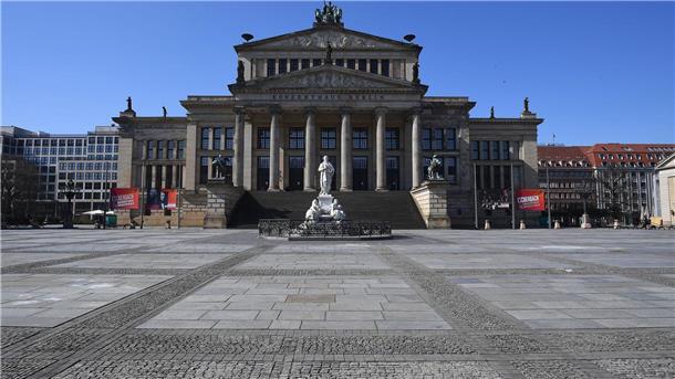 Anfang einer langen Corona-Zeit Auf diesem Platz in Berlin tummeln sich normalerweise die Menschen.