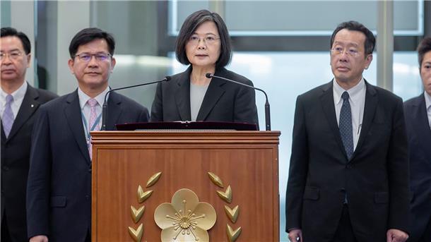 China protestiert gegen US-Transit von Taiwans Präsidentin Auf diesem vom taiwanesischen Präsidialamt veröffentlichten Foto spricht Tsai Ing-wen (M), Präsidentin von Taiwan, vor dem Abflug zu einer Auslandsreise am Taoyuan International Airport.