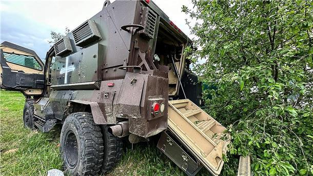 Auf diesem vom Telegrammkanal des Gouverneurs der Region Belgorod veröffentlichten Handout-Foto ist ein beschädigtes Militärfahrzeug zu sehen.