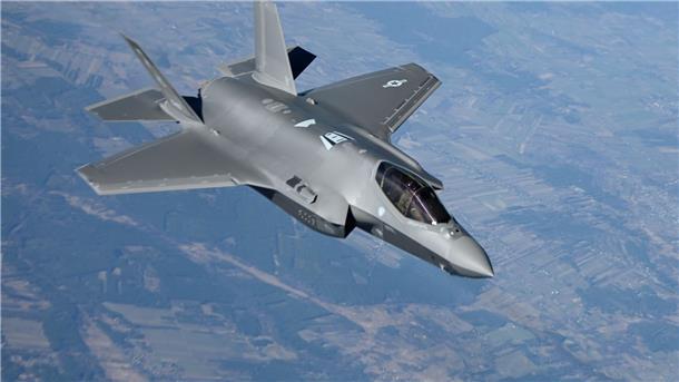 Auf diesem von der U.S. Air Force zur Verfügung gestellten Bild fliegt ein F-35-Jet über Polen.