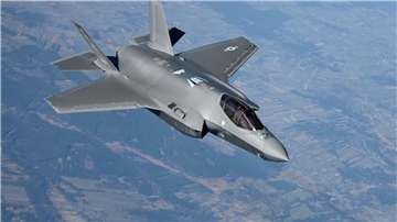 Auf diesem von der U.S. Air Force zur Verfügung gestellten Bild fliegt ein F-35-Jet über Polen.